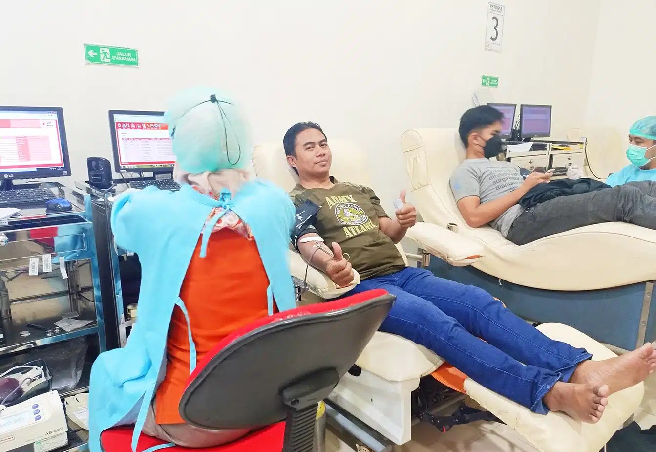 Relawan-PMI-PMR-KSR-rokan-donor-darah-warga-bantuan-bencana-Indonesian-red-cross-bulan-sabit-Palang-Merah